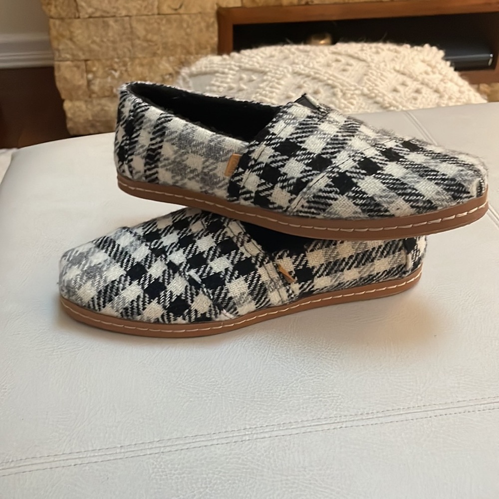 Toms back and white plaid shoes